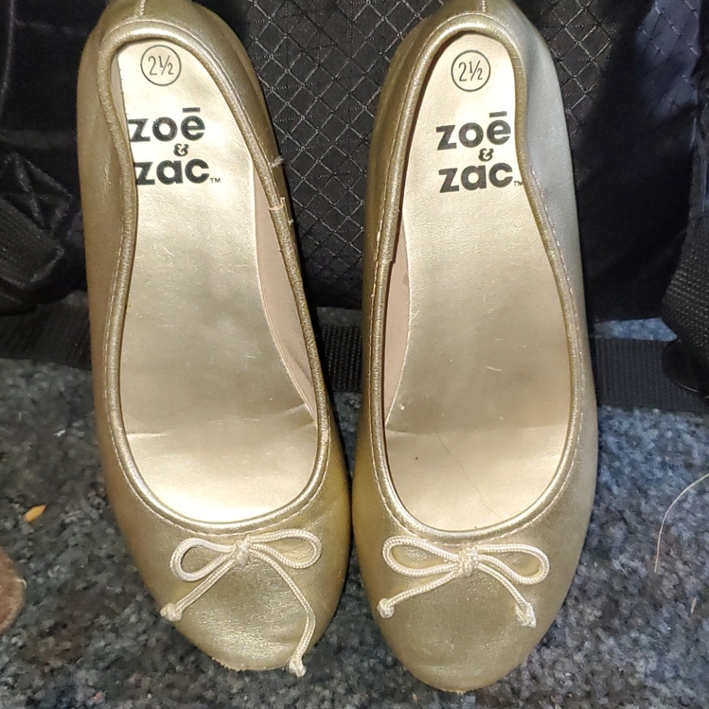 Little girls  gold size 2.5 dress shoe